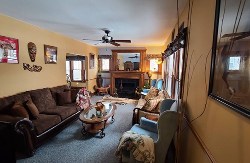 Lombard House | Niche accommodation in Chicago suburb - Elm Room