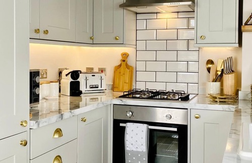 Broadstairs Apartment | Nickleby Nook By the Sea - Meters to the Beach!