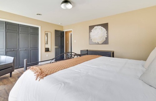 Kresgeville House | Nicole’s Place PA · Luxe Lrg Pocono House for 18 Hot Tub/Gameroom/Pool