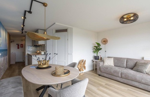 Callantsoog Apartment | Nieuw! Luxueus "adults Only" Appartement met Fantastische Ligging Tegenover de Strandopgang van Callantsoog!