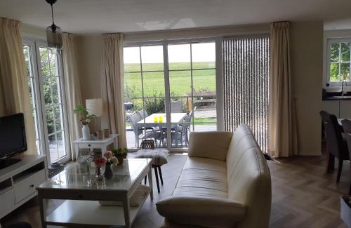Lemmer House | Nieuwe Beachbungalow aan IJsselmeer 39 24 four seasons