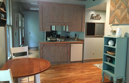 Eureka Springs Historic District Apartment | Night Owl (B) in Downtown Eureka! (optional paid parking upon request)