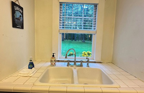 Mount Vernon Cottage | Nightingale Cottage within Historic Former Elizabeth Arden Spa. Belgrade Lakes