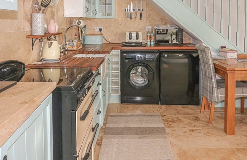 Lower Trengale Cottage | NIGHTINGALE COTTAGE, pet friendly, with open fire in Lostwithiel