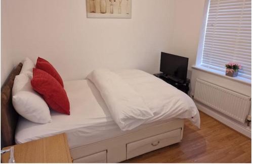 Bletchley Apartment | NightRest Homes 6 Bedroom House- Smart TV In each Room - Parking - Wifi -Milton Keynes