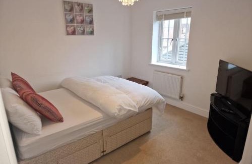 Bletchley Apartment | NightRest Homes 6 Bedroom House- Smart TV In each Room - Parking - Wifi -Milton Keynes