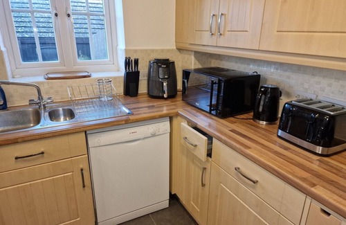 Bletchley House | NightRest Homes 6 Bedroom Short & Long Term Stay