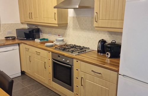 Bletchley House | NightRest Homes 6 Bedroom Short & Long Term Stay