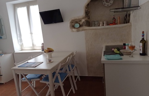 Glinado Apartment | Nikoletta's Nest/House with large veranda (4kms from Agia Anna,Plaka+Chora)