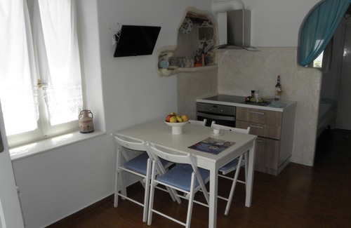 Glinado Apartment | Nikoletta's Nest/House with large veranda (4kms from Agia Anna,Plaka+Chora)