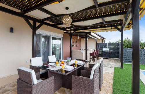 Plaka House | Nikos Dimitra Luxury Home BY APOKORONAS-VILLAS