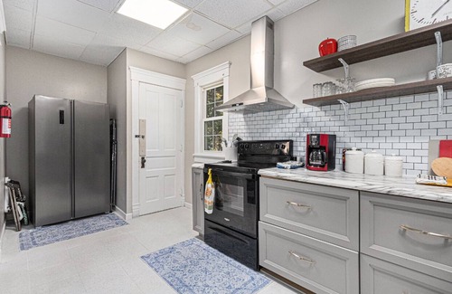 Niles House | Niles Charmer! Wifi, AC, 3 Queen Beds - walk to downtown!