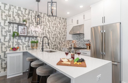 Katie Hill Neighborhood House | Nimbus-Rooftop Deck-Hot Tub-Mins to Broadway