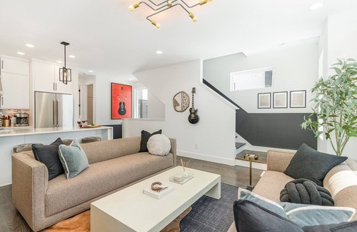 Katie Hill Neighborhood House | Nimbus-Rooftop Deck-Hot Tub-Mins to Broadway