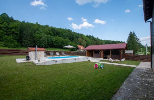 Gospic House | Nina Holiday Home with a heated pool