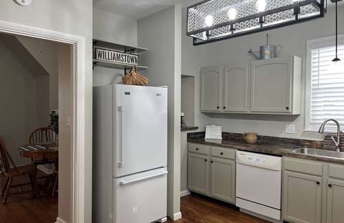 Williamstown House | Nina’s on Main is 5 mins from The Ark Encounter