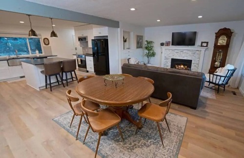 Wellington House | Nine Mile Ranch | 4BR, Views, Office, Fireplace