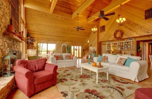 Bryan House | Ninis Love Cottage with Deck and Fishing Pond!