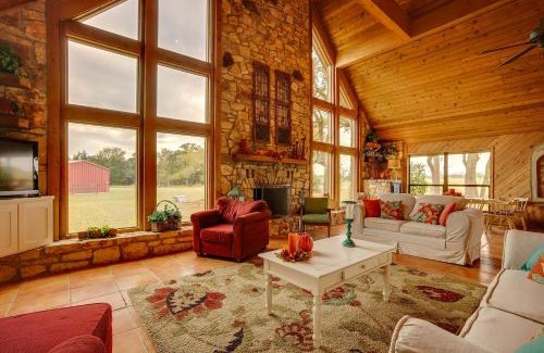 Bryan House | Ninis Love Cottage with Deck and Fishing Pond!