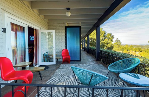 North Ridge House | Nite Owl Hideaway - Mid-Century Modern/60s/70s Themed Creative Retreat Space.