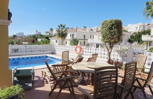 Almayate Bajo Villa | NIZA BEACH * LARGE ATRACTIVE VILLA* MINUTES FROM SEA* PRIVATE POOL & GARDENS