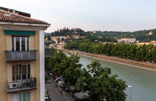 Citta Antica Apartment | Nizza- Verona Journeys Big apartment with beautiful view in the city centre