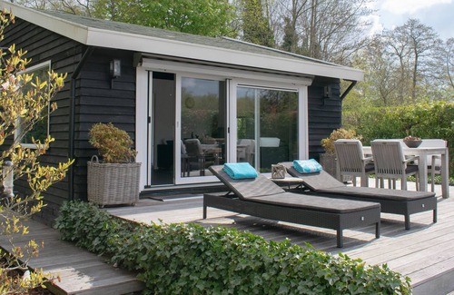 Municipality of Wijdemeren House | Romantic detached house directly on the waterfront