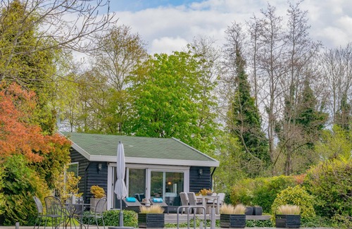 Municipality of Wijdemeren House | Romantic detached house directly on the waterfront
