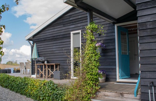Municipality of Wijdemeren House | Romantic detached house directly on the waterfront