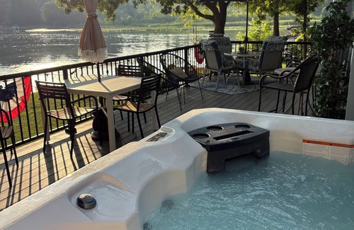 Grand Junction House | nLarge Picturesque Lakehouse~Pet Friendly+Beach+Hot Tub+Game Rm+Tiki Hut+Gym=FUN