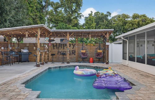 Tampa House | nLuxurious 4BR Home w/Private Pool, Gym, and Outdoor Kitchen near Busch Gardens