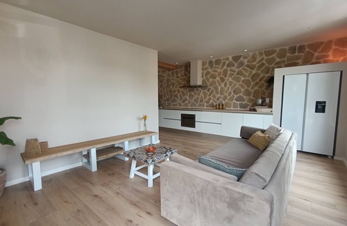 Bodegraven Apartment | nMediterranean Apartment with Hot Tub & Home Cinema – Across from the Station