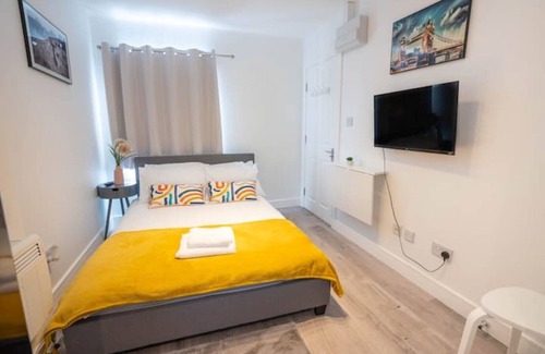 Aylesbury Apartment | No 01 small studio flat near Aylesbury stationTown