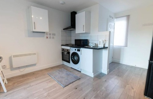 Aylesbury Apartment | No 03 Studio flat near Aylesbury station & town