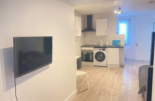 Aylesbury Apartment | No 03 Studio flat near Aylesbury station & town