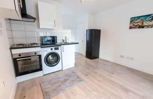 Aylesbury Apartment | No 03 Studio flat near Aylesbury station & town