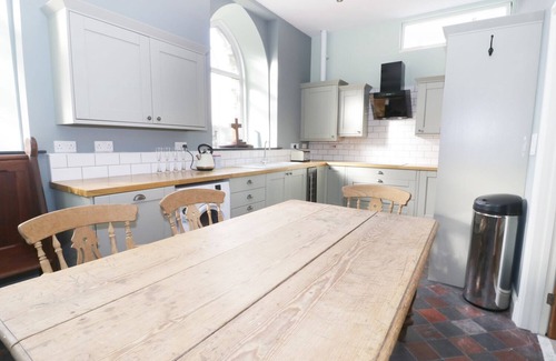 Crynant Cottage | NO 1 CHURCH COTTAGES, pet friendly in Llanelli