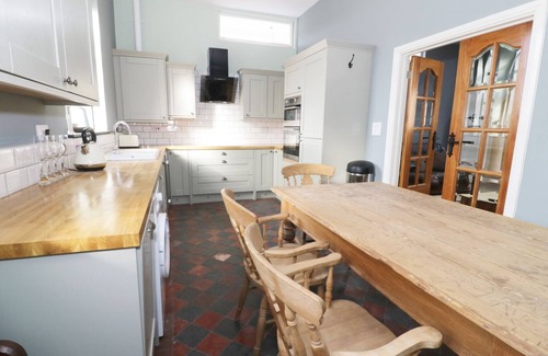 Crynant Cottage | NO 1 CHURCH COTTAGES, pet friendly in Llanelli
