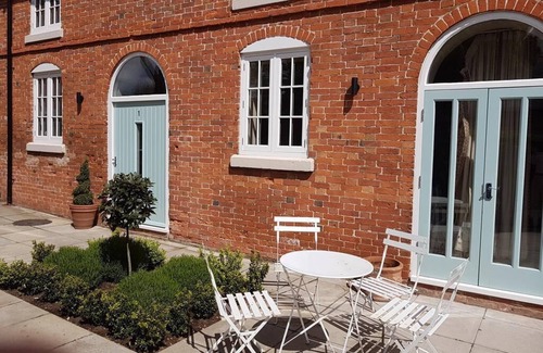 Breedon on the Hill Cottage | No.1 Meynell Mews king/twin room