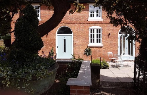 Breedon on the Hill Cottage | No.1 Meynell Mews king/twin room