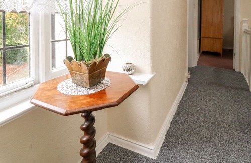 Thornton Hough Cottage | NO. 1 THE ROSERIES, family friendly, with a garden in Thornton Hough