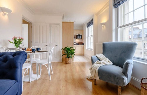 Bath Apartment | No.10 at Herschel - stylish city apartment for 3 - with parking