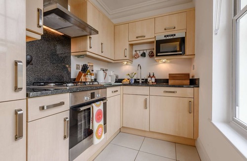 Bath Apartment | No.10 at Herschel - stylish city apartment for 3 - with parking