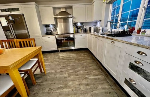 Epsom House | No.10 in Epsom (5 bed house) close to common & Horton Park