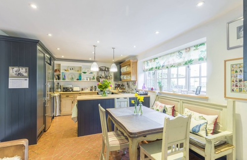 Stow-on-the-Wold House | No.14, Stunning Holiday Cottage, 3 En-suite bedrooms