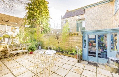 Stow-on-the-Wold House | No.14, Stunning Holiday Cottage, 3 En-suite bedrooms
