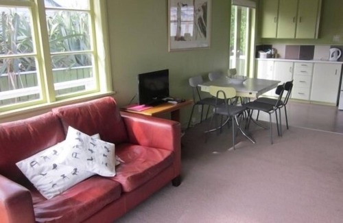 Hector House | No. 5 Beach Cottage by the sea in Ngakawau