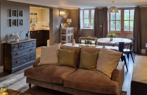 Kington House | No 5 The Threshing Barn, Penrhos Court