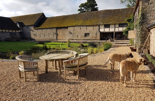 Kington Cottage | No 6 The Threshing Barn, Penrhos Court