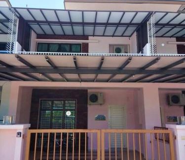 Pasir Penambang House | No 70 Sunlight Homestay 4R3B - 24 Pax, Karaoke